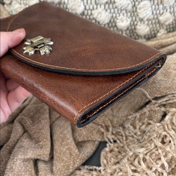 Patricia Nash leather turn lock large wallet - Picture 5 of 7